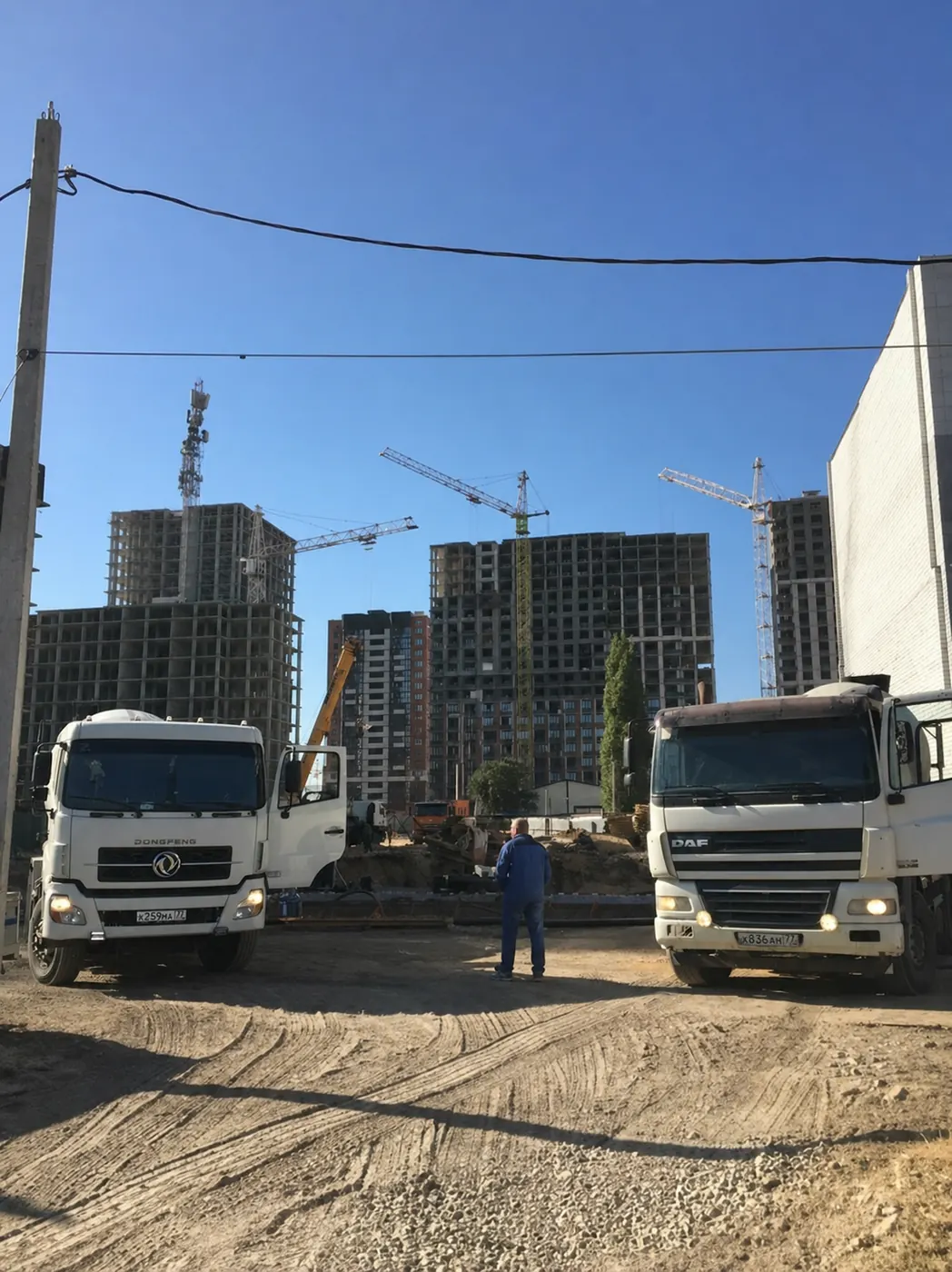 Автобетоносмесители на строительной площадке жилого комплекса