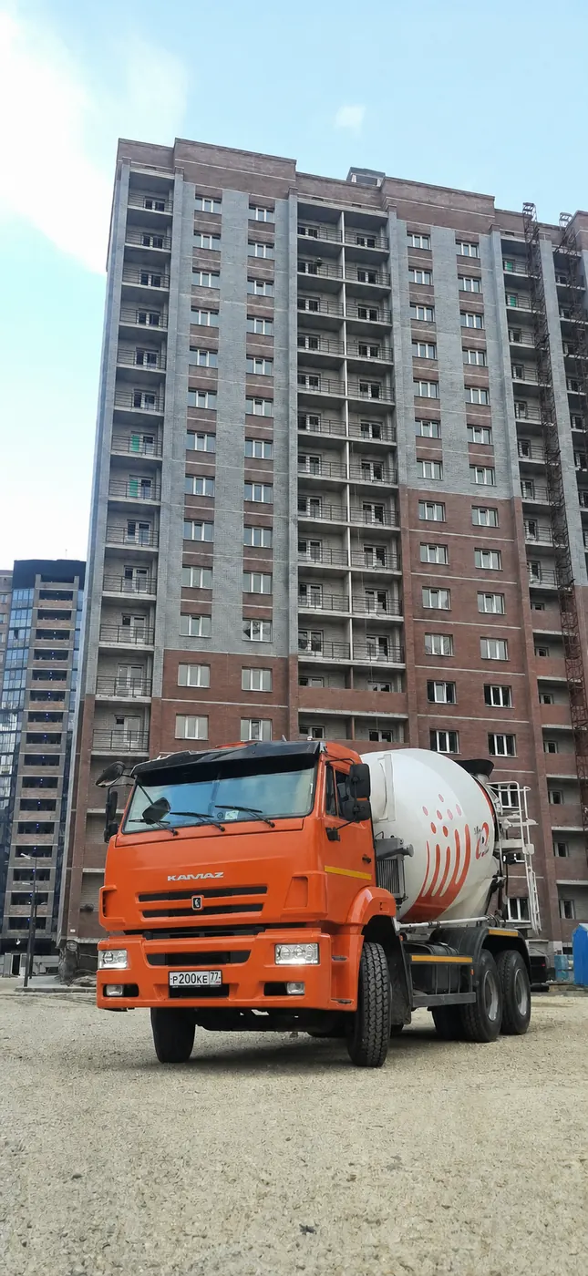 Доставка бетона миксером на строительство многоэтажного дома