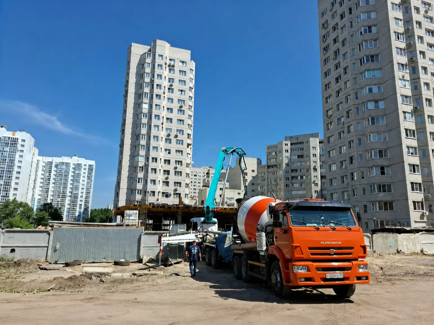 Подача бетона автобетононасосом на объекте
